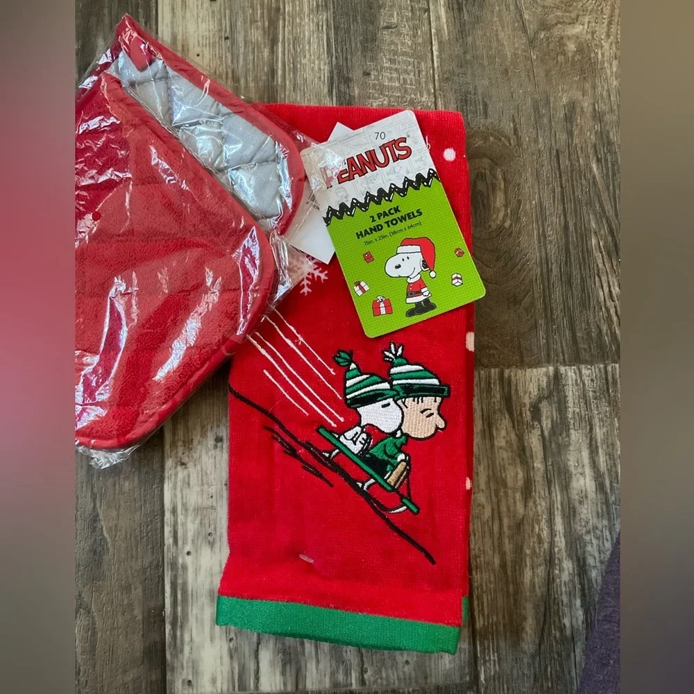 Snoopy Red Hand Towels with Snoopy and Linus. Includes Two Matching Pot Holders.